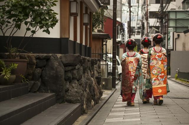 Se geishaer på gaten i Gion-området i Kyoto 