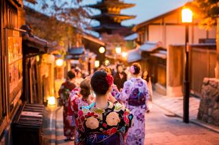 Kvinner i kimono i Kyoto