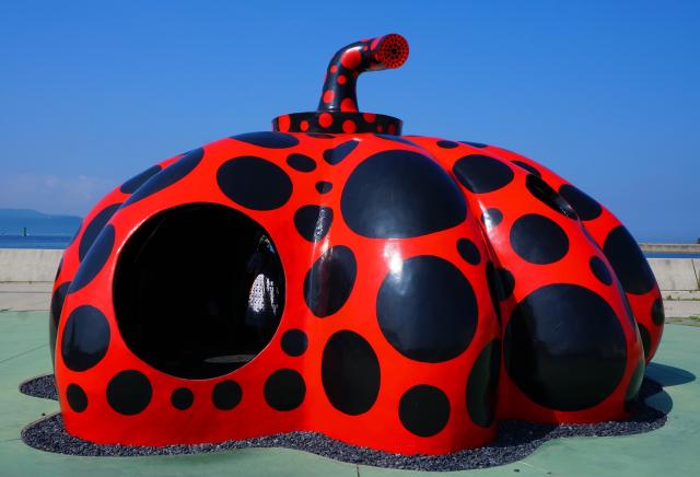 Yayoi Kusamas røde gresskarskulptur, Benesse Art Site, Naoshima