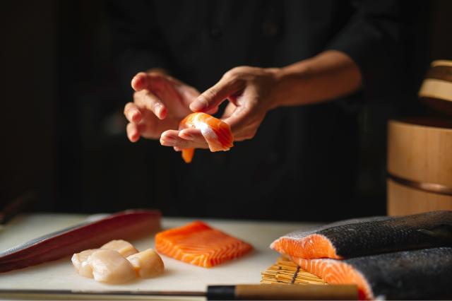 Fersk sushi på Tsukiji-markedet i Tokyo