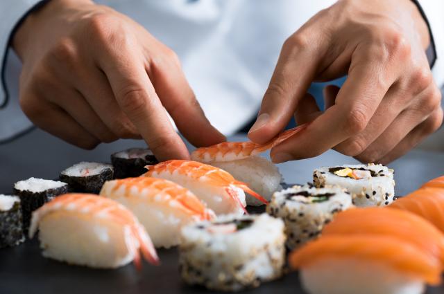 Fersk sushi på Tsukiji-markedet i Tokyo