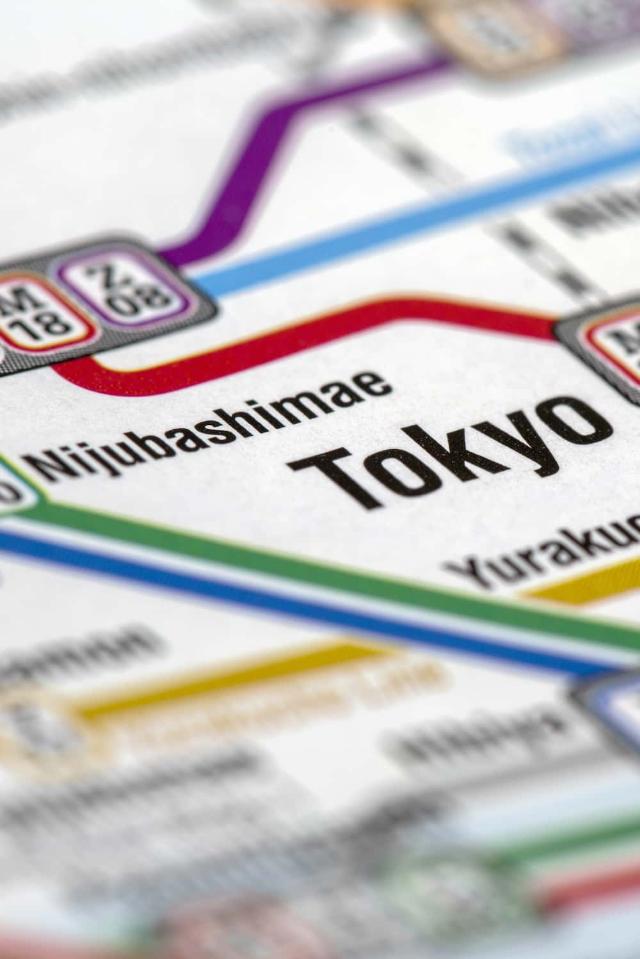 Kart over Tokyos T-banesystem med toglinjer og stasjoner