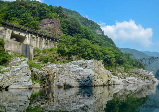 Utsikt fra sightseeingbåten ved Oboke Gorge