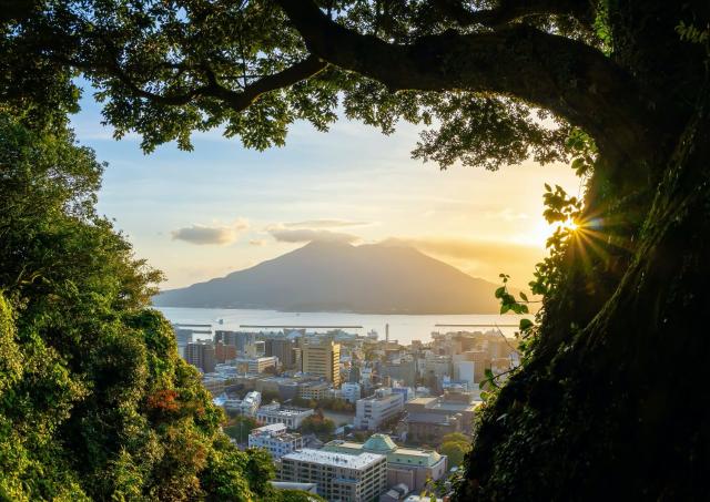 Kagoshima by med Sakurajima i bakgrunnen