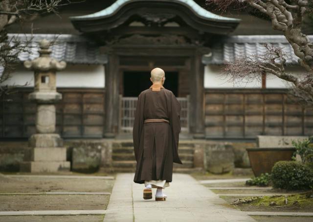En munk i klostergården, Kamakura