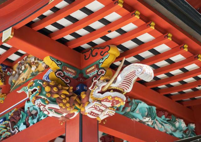 De forseggjorte detaljene i Kirishima Jingu-helligdommen