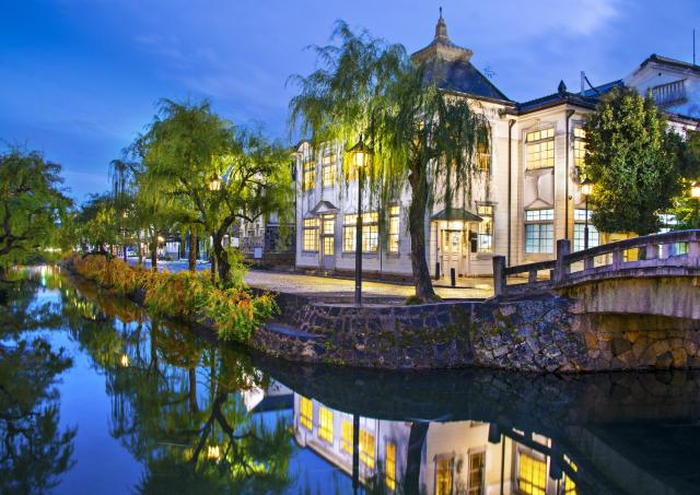 Den berømte broen og kanalen i Kurashiki