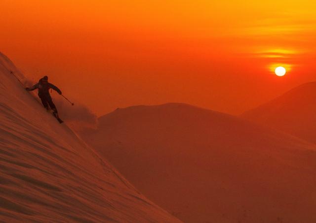 Skikjøring i Niseko ved solnedgang