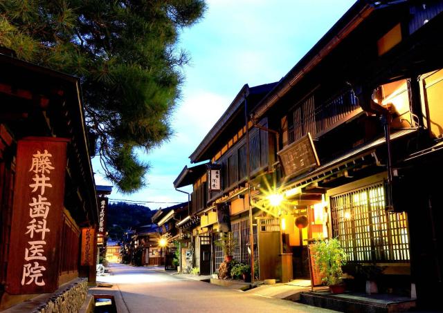 Gatene i Takayama om natten