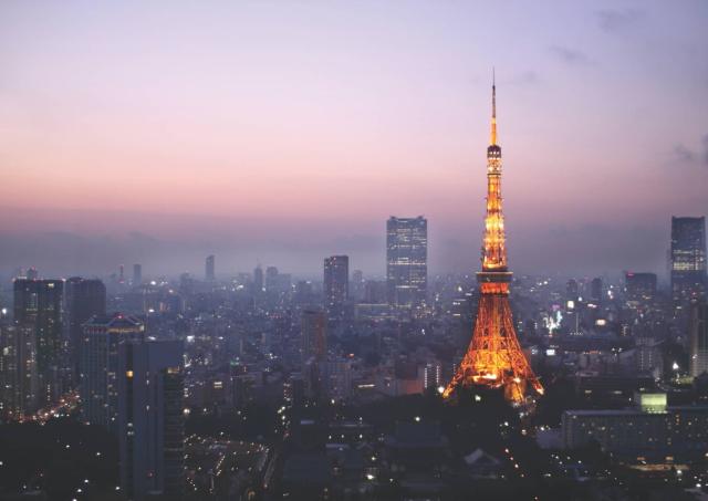 Tokyo Tower opplyst om natten