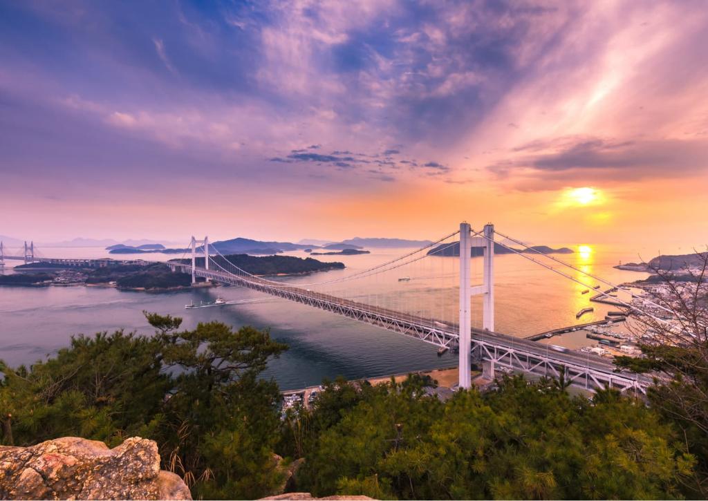 Shimanami Kaido-broen forbinder Shikoku og Honshu