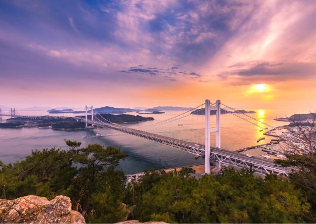 Shimanami Kaido-broen forbinder Shikoku og Honshu
