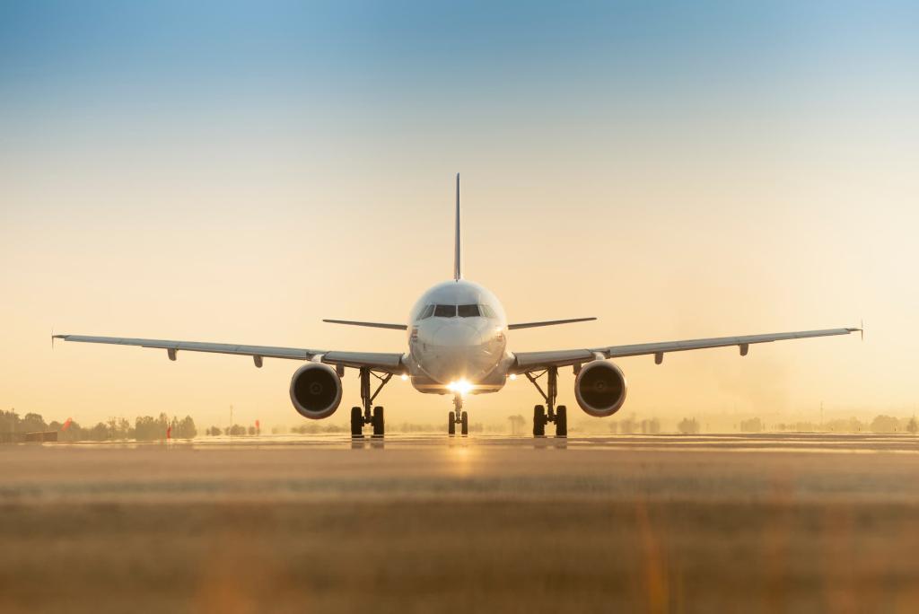 Solnedgangsbilde av et fly på rullebanen på en japansk flyplass under en dramatisk himmel