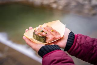 Hida-biff på det lokale markedet