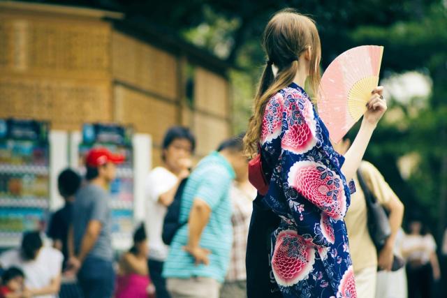 Jente iført yukata
