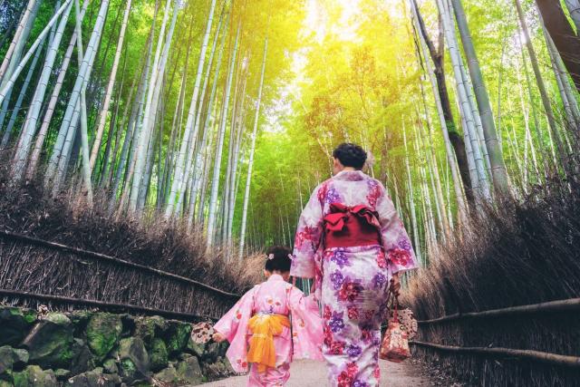 Mor og datter på oppdagelsesferd i bambuslunden Arashiyama
