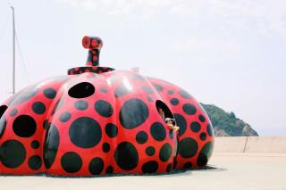Barn leker på Naoshima Art Island