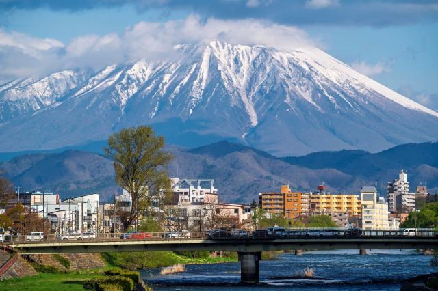 Moriokas bybilde med Iwate-fjellet