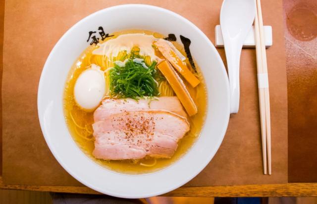 En stor bolle med japanske ramen