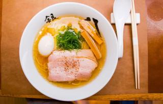 En stor bolle med japanske ramen
