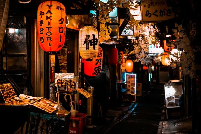 Gater med lokale izakayaer i Shinjuku, Tokyo