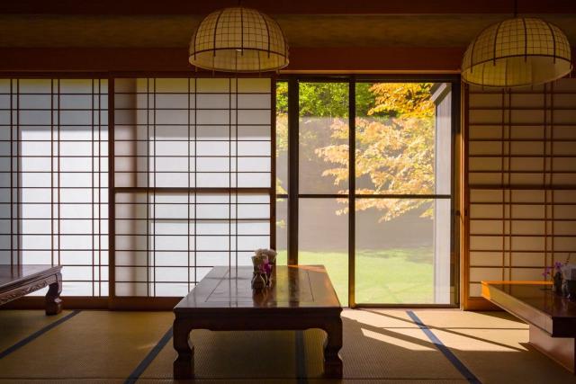 Tradisjonelt ryokan-rom med tatami