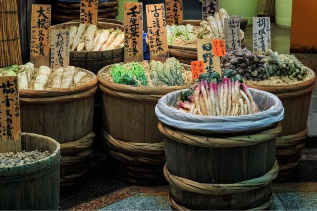 Syltede grønnsaker på Nishiki Market, Kyoto