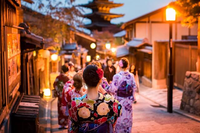 Kvinner i kimono på Sannenzaka, Kyoto