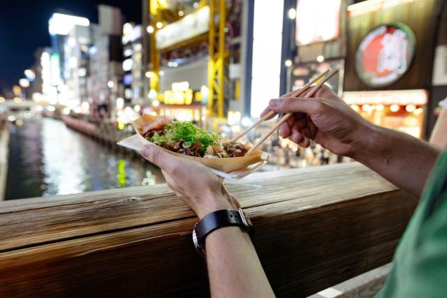 Spise takoyaki i Osaka