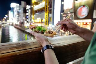 Spise takoyaki i Osaka