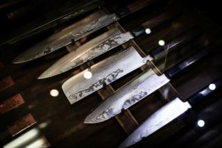 Japanske kniver i en butikk