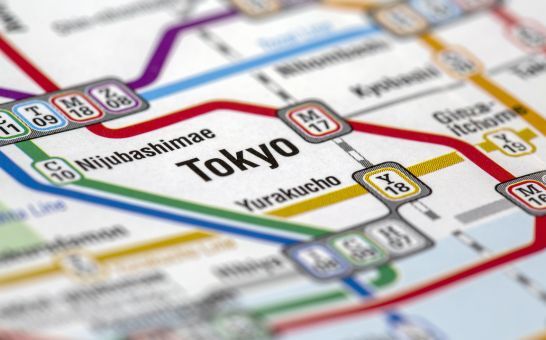 Kart over Tokyos T-banesystem med toglinjer og stasjoner
