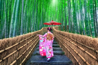 Kvinne i kimono i Arashiyama