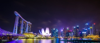 Singapores skyline på kveldstid