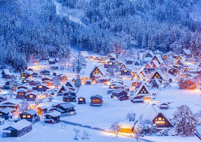 Snødekte Shirakawa-go – Japans ikoniske landsby i fortryllende vinterlys