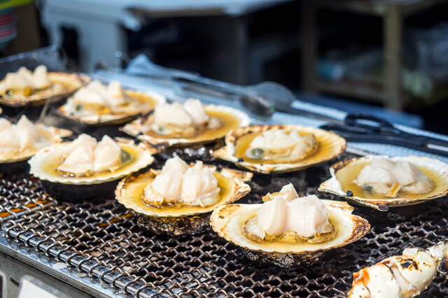 Grillede kamskjell på morgenmarkedet i Hakodate