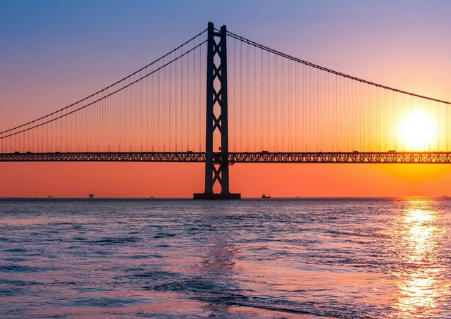Akashi Kaikyo-broen i solnedgang