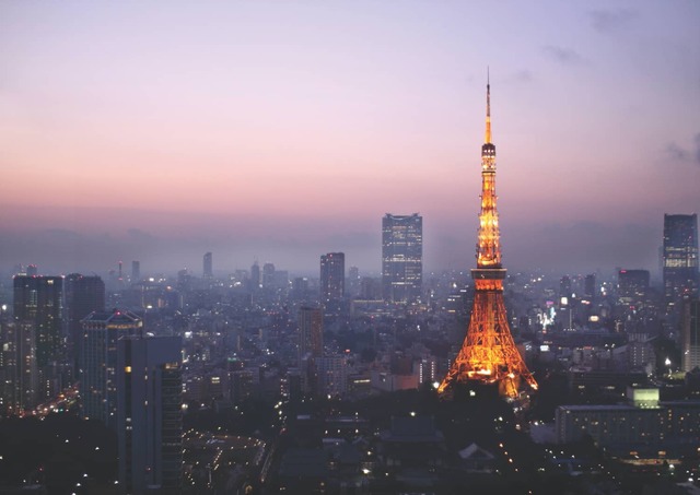 Tokyo Tower opplyst om natten