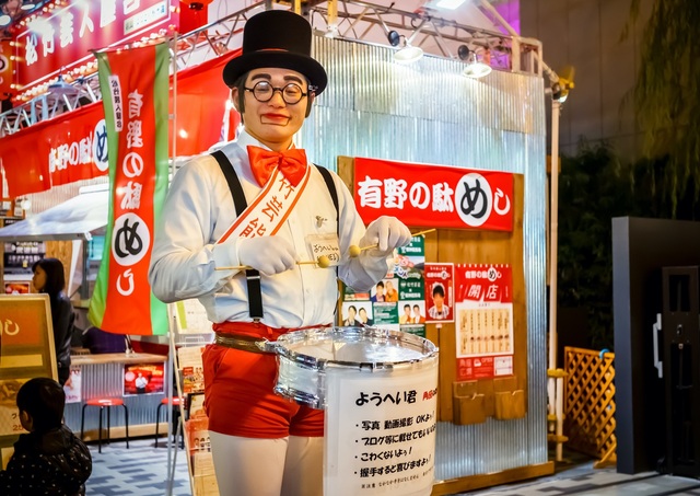 Underholder på Dotonbori Street i Osaka
