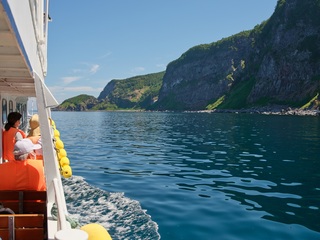 Cruisebåt på havet ved Shiretoko