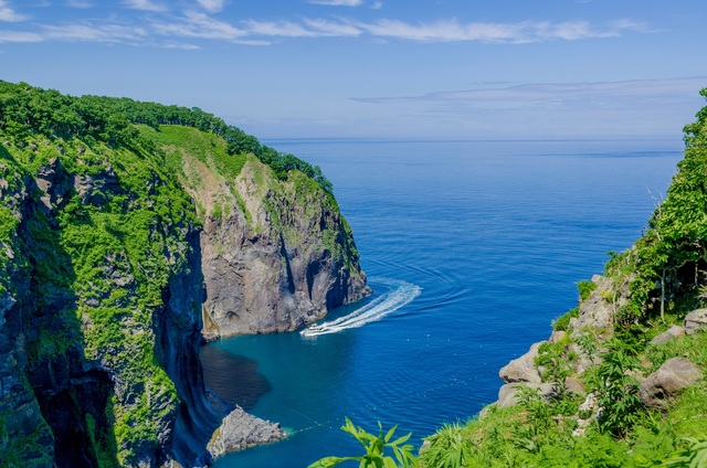 Cruisebåt på havet ved Shiretoko