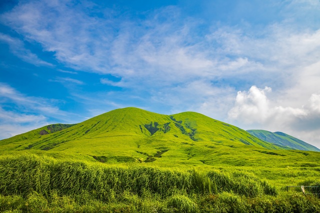 De grønne åsene ved Aso-fjellet i Kumamoto