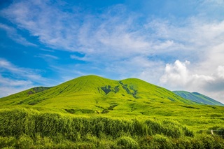De grønne åsene ved Aso-fjellet i Kumamoto