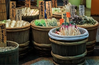 Syltede grønnsaker på Nishiki Market, Kyoto