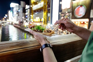 Spise takoyaki i Osaka
