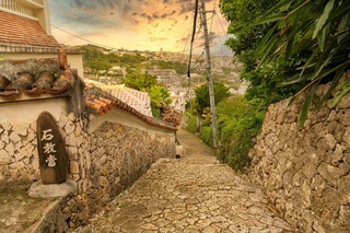 Solnedgang fra Shurikinjos steinbelagte vei, Naha, Okinawa