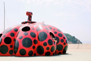 Barn leker på Naoshima Art Island