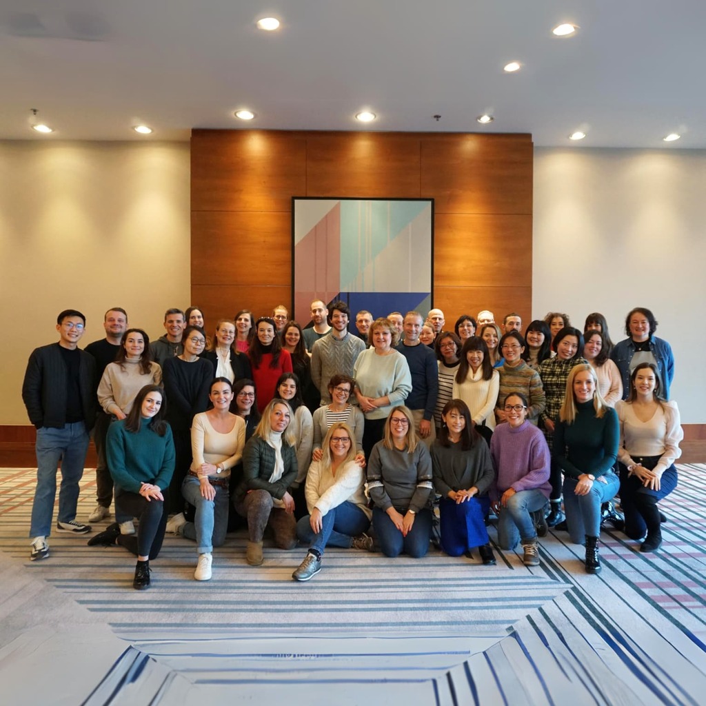 Gruppebilde av Japanspesialist-teamet, som smiler sammen.