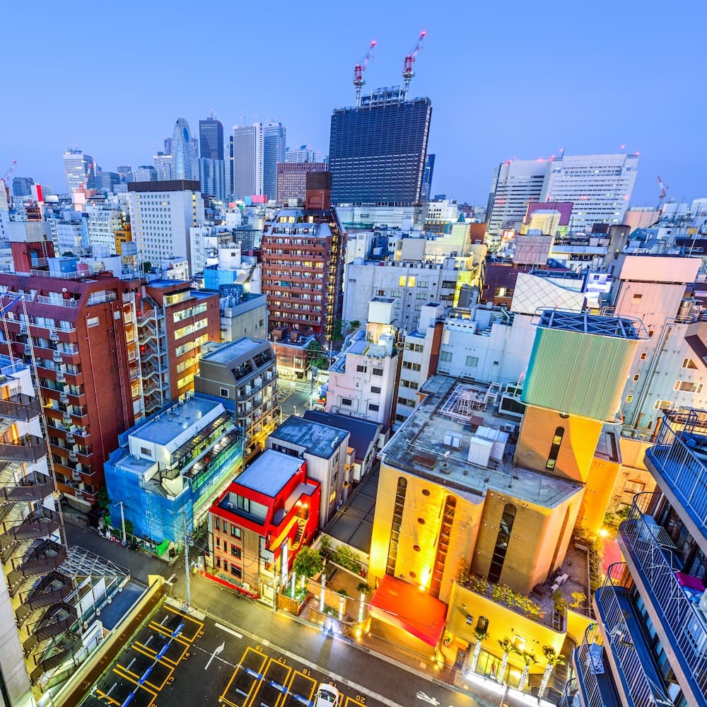 Shinjuku, Tokyo, Japan, bybilde i skumringen