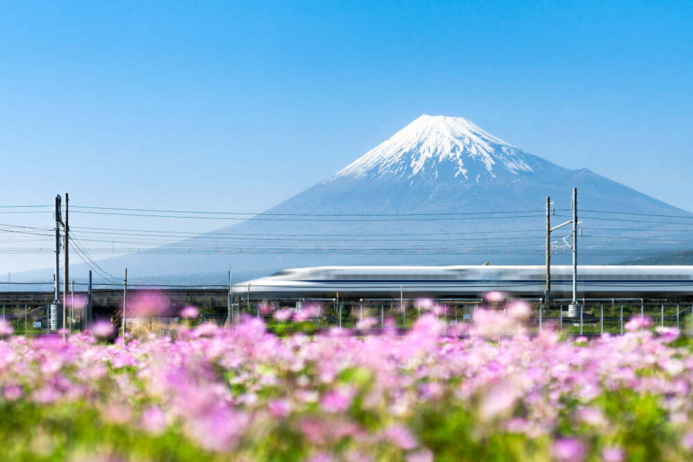 Shinkansen-tog kjører forbi Fuji-fjellet